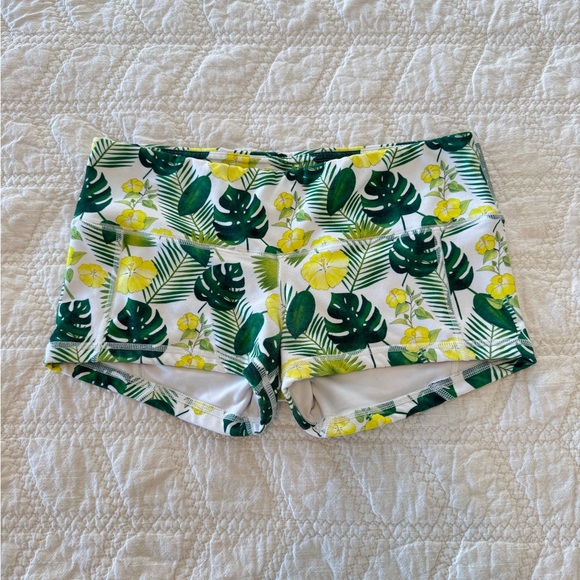 Fleo Pants - Fleo green tropical print shorts. Size medium.